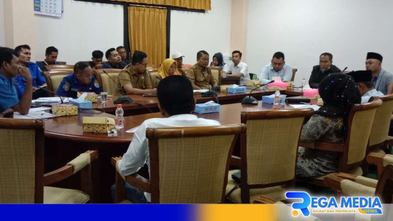 Caption: pihak PDAM saat dipanggil Komisi II DPRD Sampang dan dimintai keterangan ihwal pemasangan pipa baru, (dok. regamedianews). 