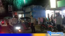 Caption: tampak petugas kepolisian menjaga keamanan dan mengatur arus lalulintas disaat malam pergantian tahun baru di Kecamatan Kwandang, (dok. regamedianews). 