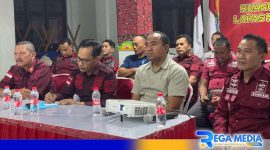 Caption: pegawai Lapas Narkotika Kelas IIA Pamekasan saat zoom meeting dengan Kadiv Pemasyarakatan Kanwil Kemenkumham Jatim, di aula R.Saharjo.