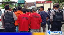 Caption: para tersangka kasus narkoba dikawal polisi ke sel tahanan Mako Polres Sampang, (dok. regamedianews). 