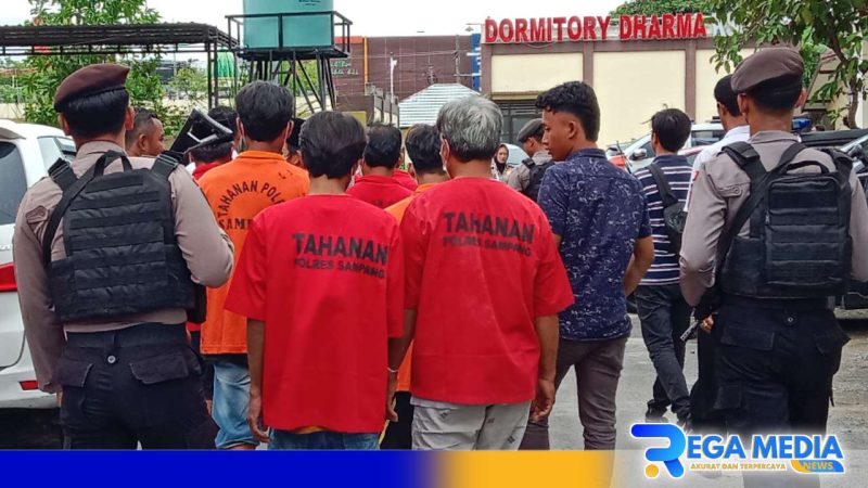 Caption: para tersangka kasus narkoba dikawal polisi ke sel tahanan Mako Polres Sampang, (dok. regamedianews). 