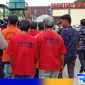 Caption: para tersangka kasus narkoba dikawal polisi ke sel tahanan Mako Polres Sampang, (dok. regamedianews). 