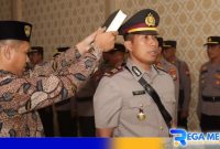 Caption: prosesi pengambilan sumpah Kasat Lantas Polres Sampang yang baru (AKP Sigit Ekan Sahudi). 