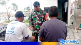 Caption: anggota Koramil 02 Tlanakan komunikasi sosial dengan nelayan Desa Branta Pesisir Pamekasan, (dok. regamedianews). 