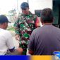 Caption: anggota Koramil 02 Tlanakan komunikasi sosial dengan nelayan Desa Branta Pesisir Pamekasan, (dok. regamedianews). 