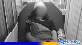 Caption: foto korban (alm. Eilga) saat mendapat perawatan di rumah sakit setelah mengalami kecelakaan akibat dijambret, (dok. regamedianews). 