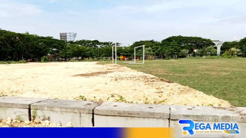 Caption: kondisi fisik proyek lapangan sepak bola di Jl.Imam Bonjol, Dalpenang, Sampang, (dok. regamedianews). 