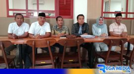 Caption: Mohammad Sholeh, kuasa hukum paslon Jimad Sakteh didampingi tim divisi saat konferensi pers jelang sidang Mahkamah Konstitusi, (dok. regamedianews). 