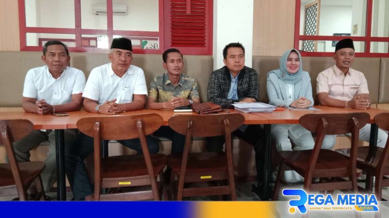 Caption: Mohammad Sholeh, kuasa hukum paslon Jimad Sakteh didampingi tim divisi saat konferensi pers jelang sidang Mahkamah Konstitusi, (dok. regamedianews). 