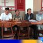 Caption: Mohammad Sholeh, kuasa hukum paslon Jimad Sakteh didampingi tim divisi saat konferensi pers jelang sidang Mahkamah Konstitusi, (dok. regamedianews). 