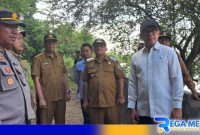 Caption: Wamendagri (Bima Arya Sugiarto) bersama Pj Bupati Sampang dan pejabat Pemkab saat meninjau waduk klampis, (dok. regamedianews). 