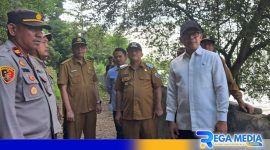 Caption: Wamendagri (Bima Arya Sugiarto) bersama Pj Bupati Sampang dan pejabat Pemkab saat meninjau waduk klampis, (dok. regamedianews). 