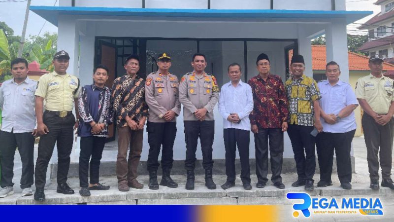 Caption: Rektor UTM pose bersama Kapolres Bangkalan usai resmikan pos keamanan, (dok. regamedianews). 