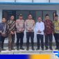 Caption: Rektor UTM pose bersama Kapolres Bangkalan usai resmikan pos keamanan, (dok. regamedianews). 