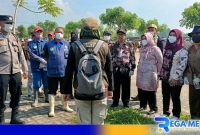 Caption: petugas Puskeswan, Disperta KP dan TNI Polri, persiapan penyemprotan disinfektan di pasar hewan Sampang, (dok. regamedianews). 