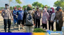 Caption: petugas Puskeswan, Disperta KP dan TNI Polri, persiapan penyemprotan disinfektan di pasar hewan Sampang, (dok. regamedianews). 