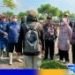 Caption: petugas Puskeswan, Disperta KP dan TNI Polri, persiapan penyemprotan disinfektan di pasar hewan Sampang, (dok. regamedianews). 