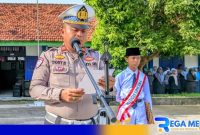 Caption: Kanit Gakkum Satlantas Polres Sampang memberikan arahan Kamseltibcar Lantas kepada pelajar saat melaksanakan program Police Go To School. 