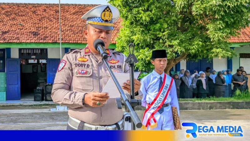Caption: Kanit Gakkum Satlantas Polres Sampang memberikan arahan Kamseltibcar Lantas kepada pelajar saat melaksanakan program Police Go To School. 