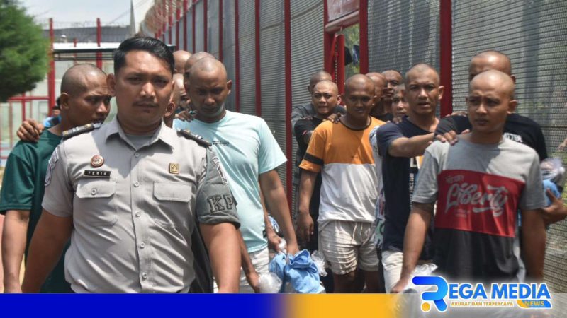 Caption: Petugas Lapas Narkotika Kelas IIA Pamekasan, kawal penerimaan napi baru dari Lapas Kelas IIB Mojokerto. 