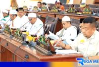 Caption: Mohammad Fauzan koordinator Asprim Sampang, saat menyampaikan masukan terkait draf Raperda Hiburan, (dok. regamedianews). 