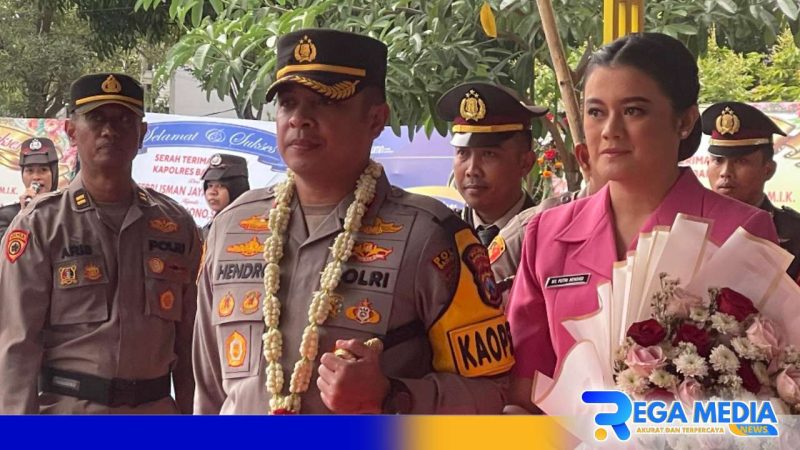 Caption: AKBP Hendro Sukmono didampingi istri, saat penyambutan sebagai Kapolres Bangkalan yang baru, (dok. regamedianews). 