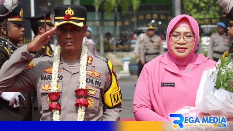 Caption: momen penyambutan Kapolres Sampang yang baru AKBP Hartono didampingi istri, (dok. Humas Polri). 