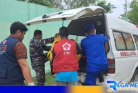 Caption: petugas gabungan saat mengevakuasi mayat misterius yang ditemukan petugas HCML di perairan Camplong, (dok. regamedianews). 