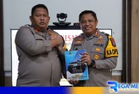 Caption: AKBP Jazuli Dani Iriawan dengan Kapolres Pamekasan yang baru AKBP Hendra Eko Triyulianto. 