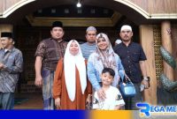 Caption: relawan Jimad Sakteh pose didepan pintu masuk maqam mbah Panjalu, di Kabupaten Ciamis, Jawa Barat, (dok. regamedianews). 