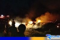 Caption: petugas pemadam kebakaran tampak memadamkan api yang membakar kandang ribuan ayam, di Desa Temoran Kecamatan Omben. 
