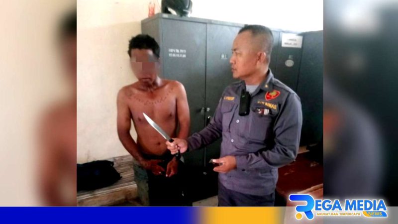 Caption: petugas Satpol PP Sampang tunjukkan senjata tajam jenis pisau yang diamankan dari seorang pengamen, (dok. regamedianews). 