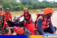 Caption: tim SAR gabungan saat melakukan pencarian terhadap santri yang hilang terseret arus sungai, (dok. BPBD Sampang). 