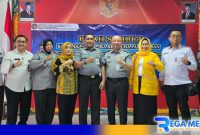 Caption: Yhoga Aditya Ruswanto pose bersama Kalapas Narkotika Kelas IIA Pamekasan yang baru Fathorrosi, (dok. regamedianews). 
