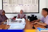 Caption: BM Amartha Poin Kwandang dan karyawannya saat ditemui di Kantor Amartha Poin Kwandang, Gorontalo Utara, (dok. regamedianews). 