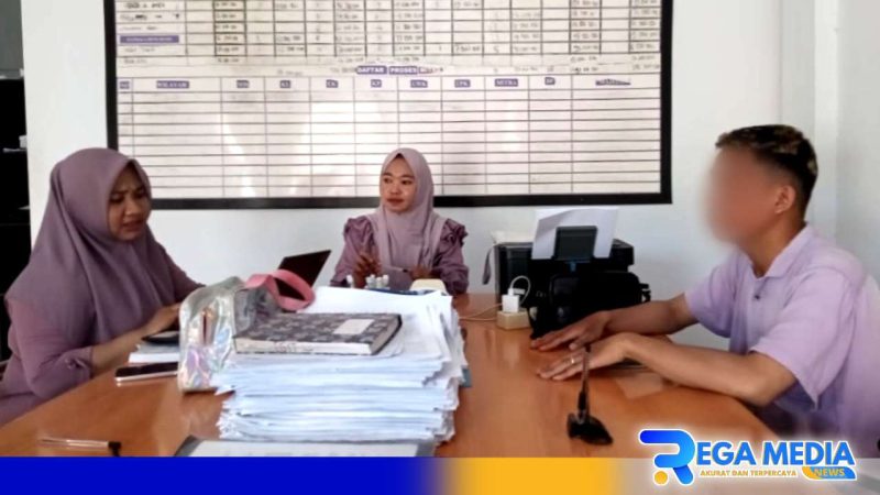 Caption: BM Amartha Poin Kwandang dan karyawannya saat ditemui di Kantor Amartha Poin Kwandang, Gorontalo Utara, (dok. regamedianews). 