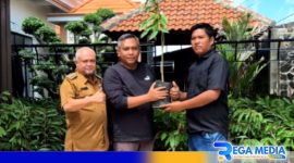 Caption: penyerahan bantuan ratusan bibit durian secara simbolis, (dok. regamedianews). 