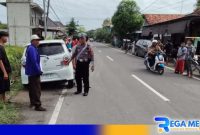Caption: tampak petugas Unit Gakkum Satlantas Polres Sampang saat berada di lokasi kejadian kecelakaan, (dok. Humas Polri). 