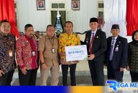 Caption: penyerahan klaim BPJS Ketenagakerjaan Madura secara simbolis oleh Pj Bupati Bangkalan (Arief M Edie). 
