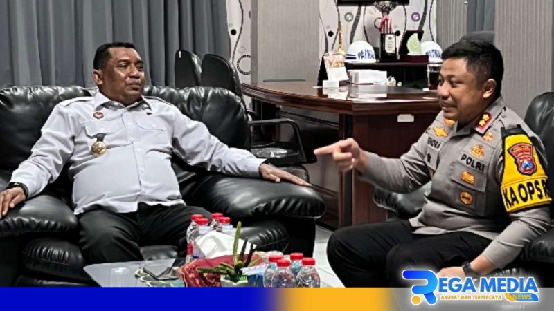 Caption: Kalapas Narkotika Pamekasan yang baru (Fathorrosi), berdiskusi dengan Kapolres Pamekasan (AKBP Hendra Eko Triyulianto). 