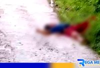 Caption: tampak korban tergeletak dipinggir jalan dalam kondisi tewas berlumuran darah, (dok. regamedianews). 