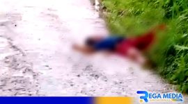 Caption: tampak korban tergeletak dipinggir jalan dalam kondisi tewas berlumuran darah, (dok. regamedianews). 