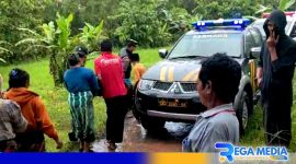 Caption: polisi dibantu warga mengevakuasi korban dugaan pembunuhan di Desa Bapelle, (dok. regamedianews). 