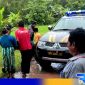 Caption: polisi dibantu warga mengevakuasi korban dugaan pembunuhan di Desa Bapelle, (dok. regamedianews). 