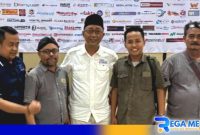 Caption: Sokip ketua SMSI Jatim terpilih diapit oleh pengurus SMSI dari Madura Raya, (dok. regamedianews). 