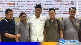 Caption: Sokip ketua SMSI Jatim terpilih diapit oleh pengurus SMSI dari Madura Raya, (dok. regamedianews). 