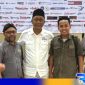 Caption: Sokip ketua SMSI Jatim terpilih diapit oleh pengurus SMSI dari Madura Raya, (dok. regamedianews). 