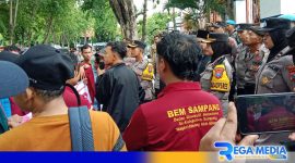 Caption: gabungan mahasiswa saat aksi demo didepan kantor DPRD Sampang, (dok. regamedianews). 