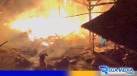 Caption: tampak api membesar dan melalap rumah milik warga Desa Robatal, (dok. regamedianews). 