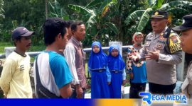 Caption: Kasat Binmas Polres Sampang menyampaikan himbauan langsung kepada masyarakat, (dok. Humas Polri). 